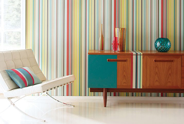 дизайн цветных полос в интерьере фотообои на стене и мебель